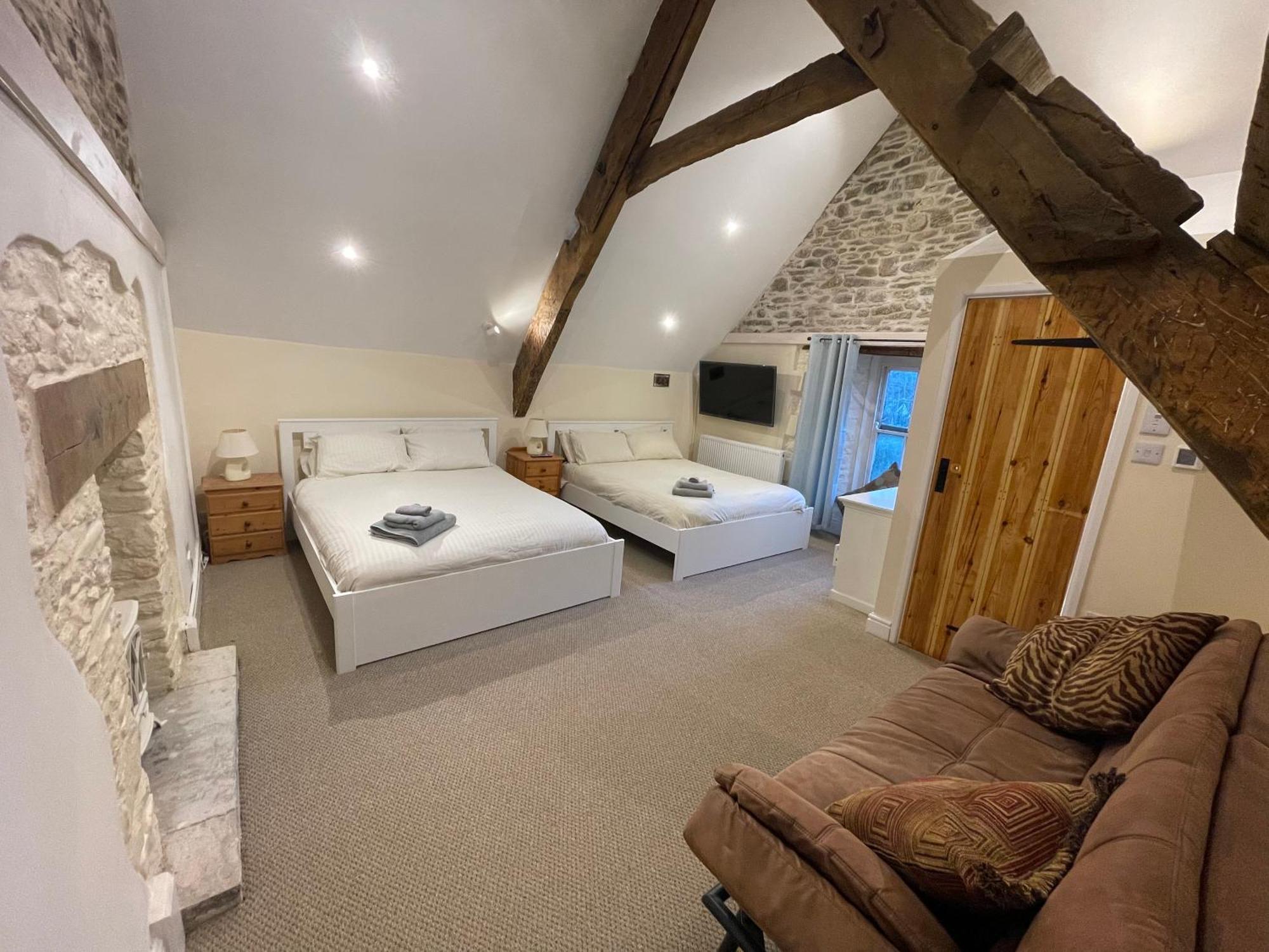 Large Historic Farmhouse In Rhondda Valley Perfect For Groups With Hot Tub Blaencwm Ngoại thất bức ảnh