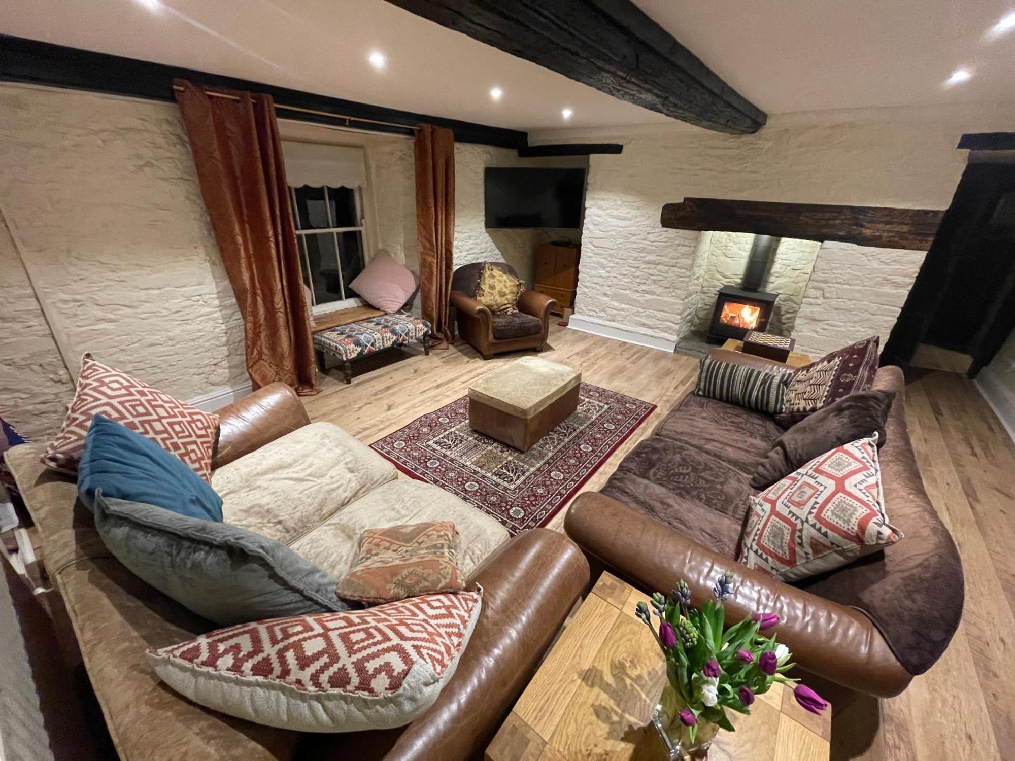Large Historic Farmhouse In Rhondda Valley Perfect For Groups With Hot Tub Blaencwm Ngoại thất bức ảnh